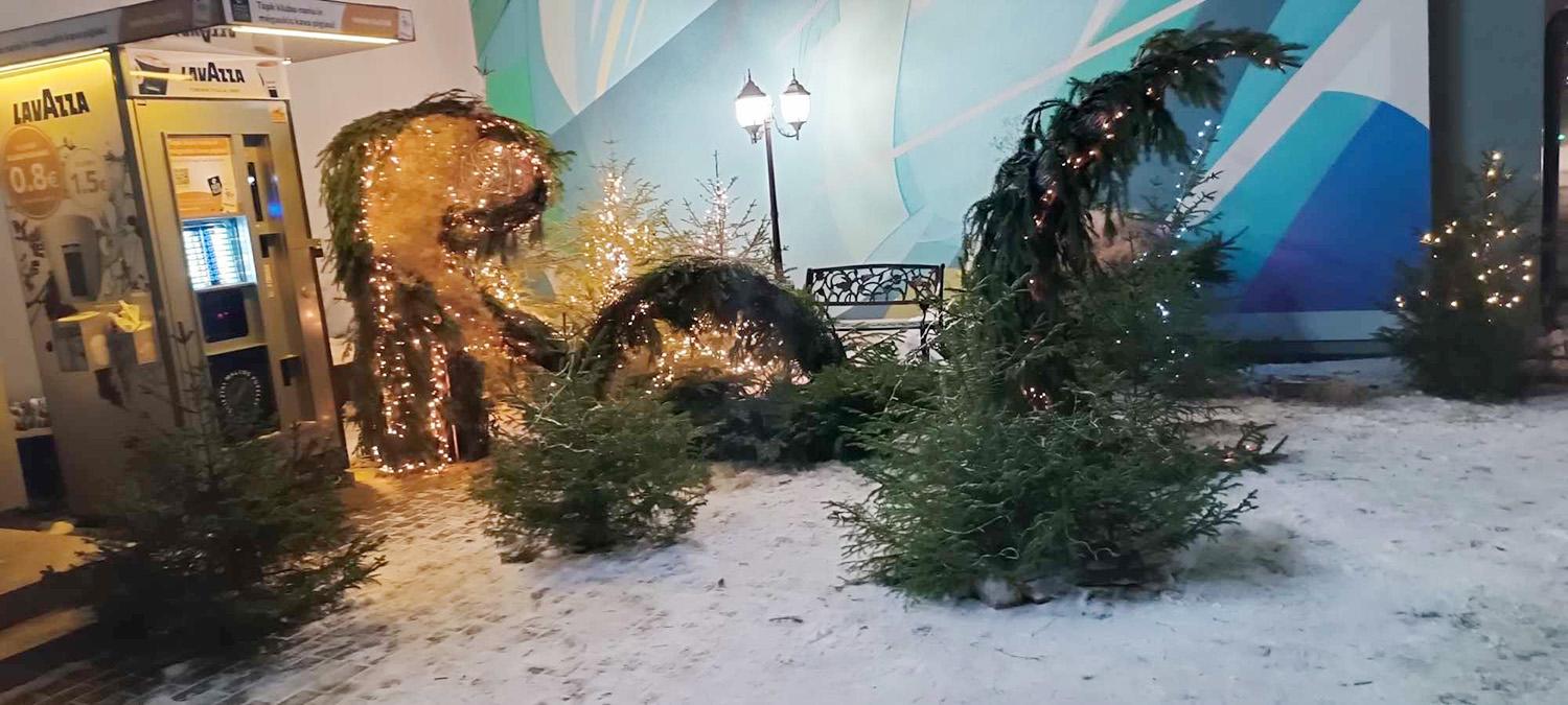 Vieni miestą puošia