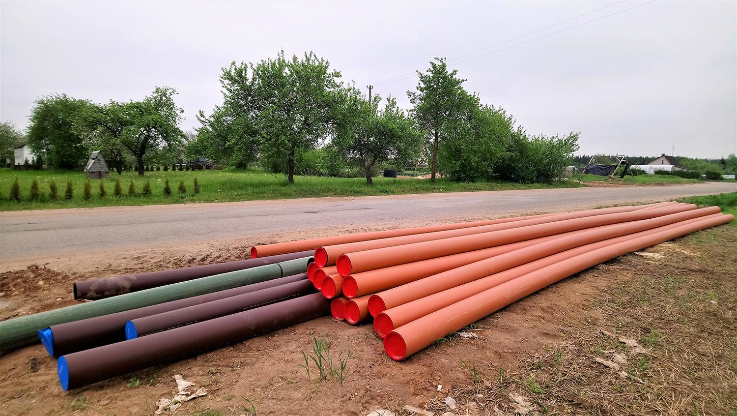 Vieni vandentiekio laukia su džiaugsmu