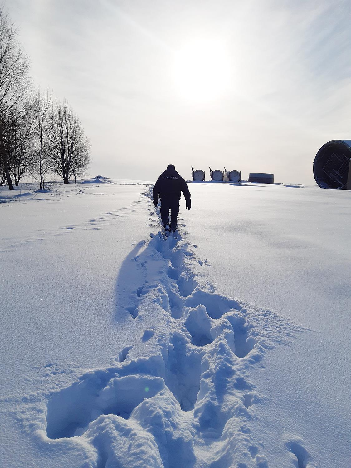 Vienkiemyje be elektros įsikūrę vilniečiai pagalbos nepageidauja / Policijos darbuotojai į atokią sodybą klampojo sniegynais.  Ukmergės PK nuotr.
