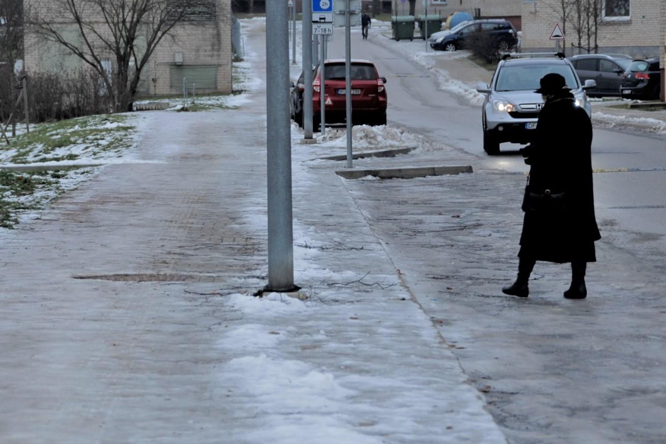 Vienu metu visi šaligatviai negali būti nuvalyti ir pabarstyti /