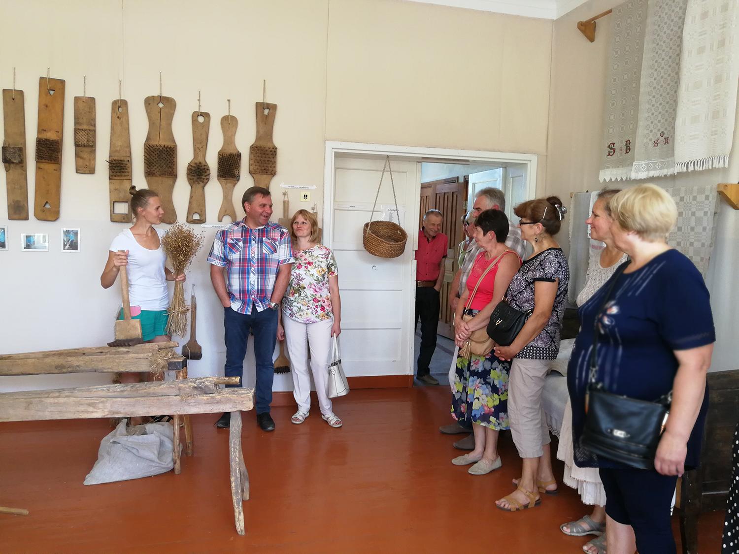 Viešėjo pirmojo Lietuvos prezidento krašte / Apie ekspozicijas pasakojo edukatorė Odeta Lukošiūnaitė. Autorės nuotr.