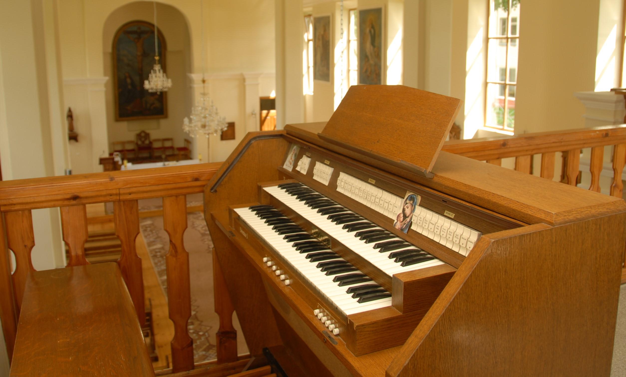 Viešos pamaldos dar neatnaujinamos /