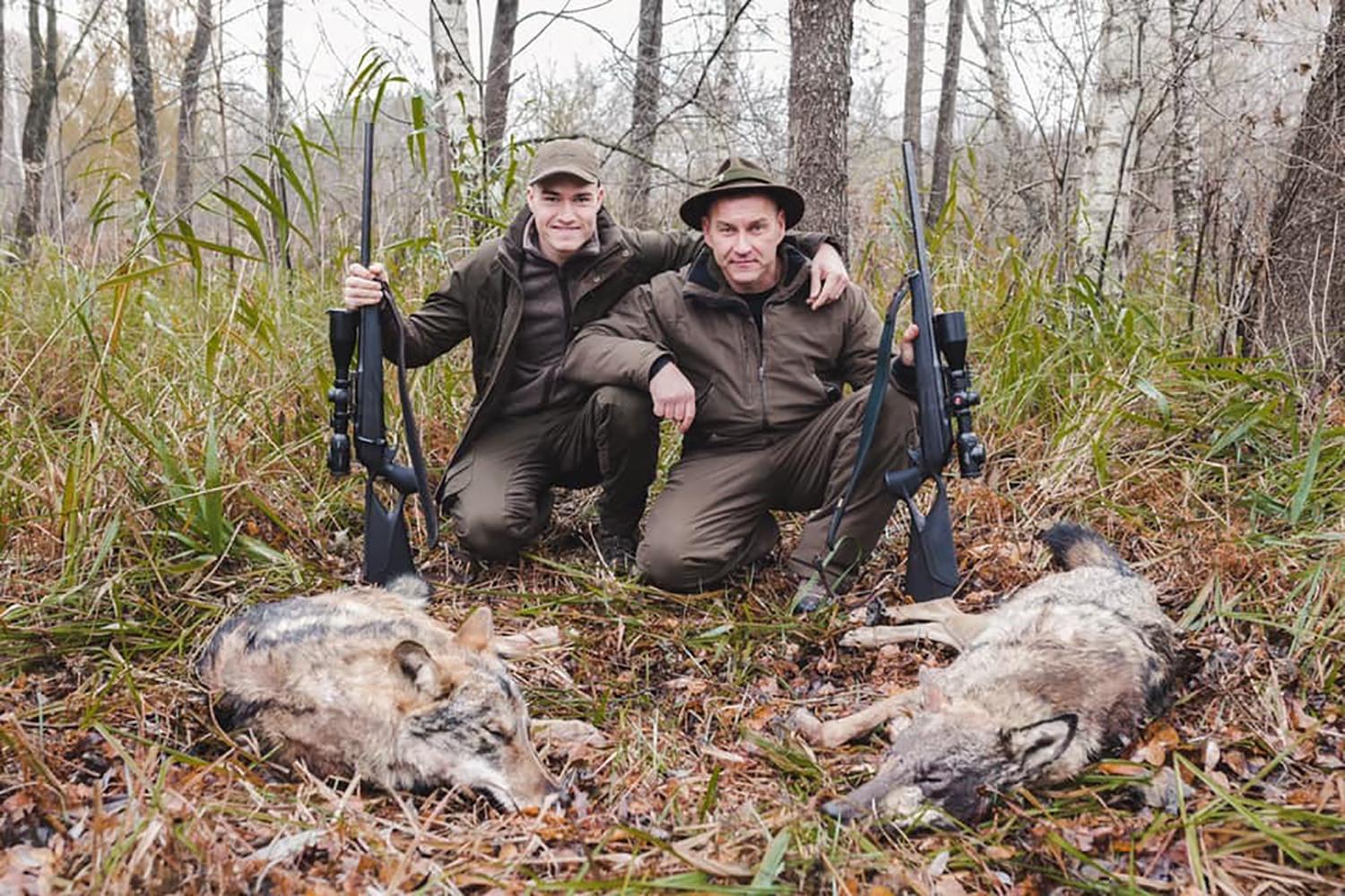 Vilkų medžioklė: krito jau trys / Asmeninio albumo nuotr. Tėvo ir sūnaus – Arūno ir Dano Kaselių medžioklės laimikiai.