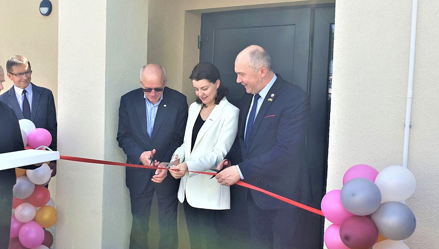 Vingio gatvėje duris atvėrė Grupinio gyvenimo namai / Grupinio gyvenimo namų atidarymo juostelę kirpo direktorius V. Petrauskas