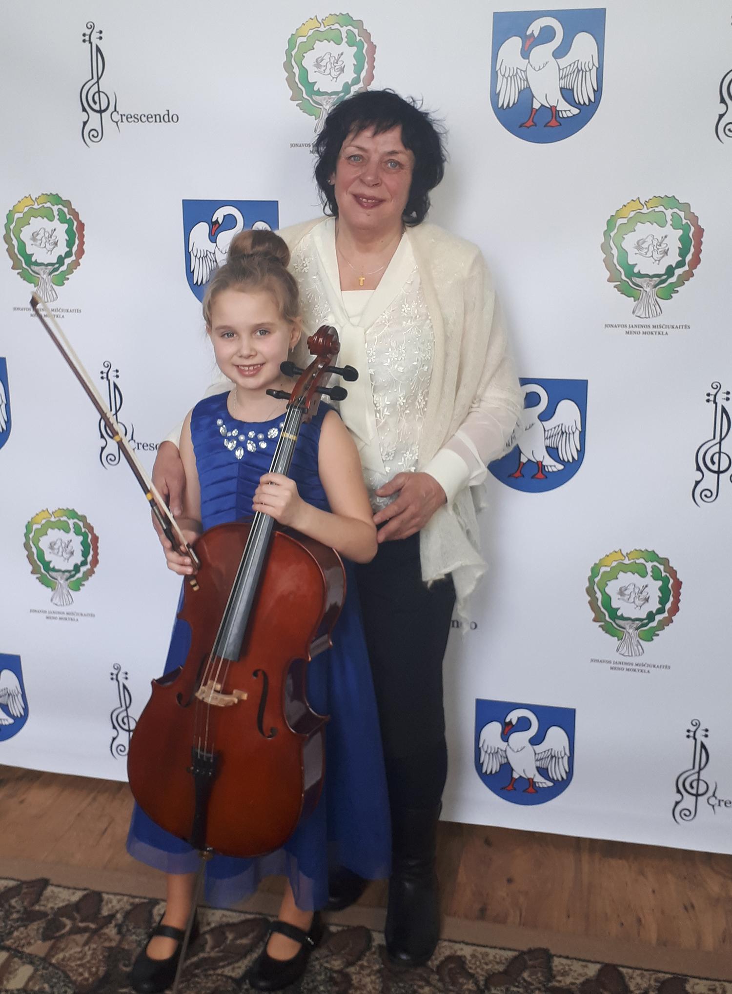 Violončelininkė apdovanota diplomu / Emilė Motiejūnaitė ir Angelė Adamonienė styginių instrumentų konkurse Jonavoje.   Asmeninio archyvo nuotr.