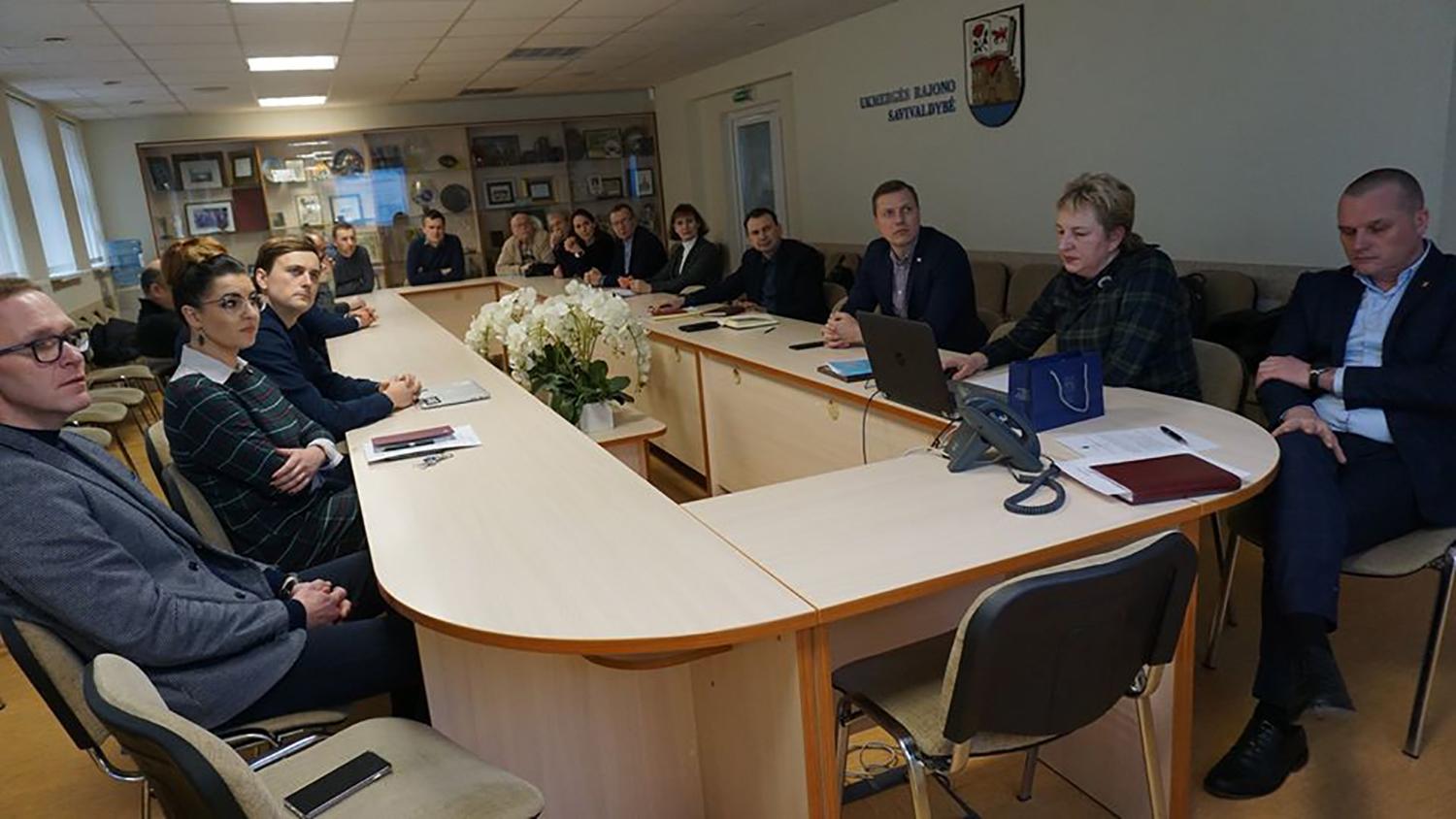 Visą dėmesį skyrė futbolui / Autorės nuotr. Posėdyje.