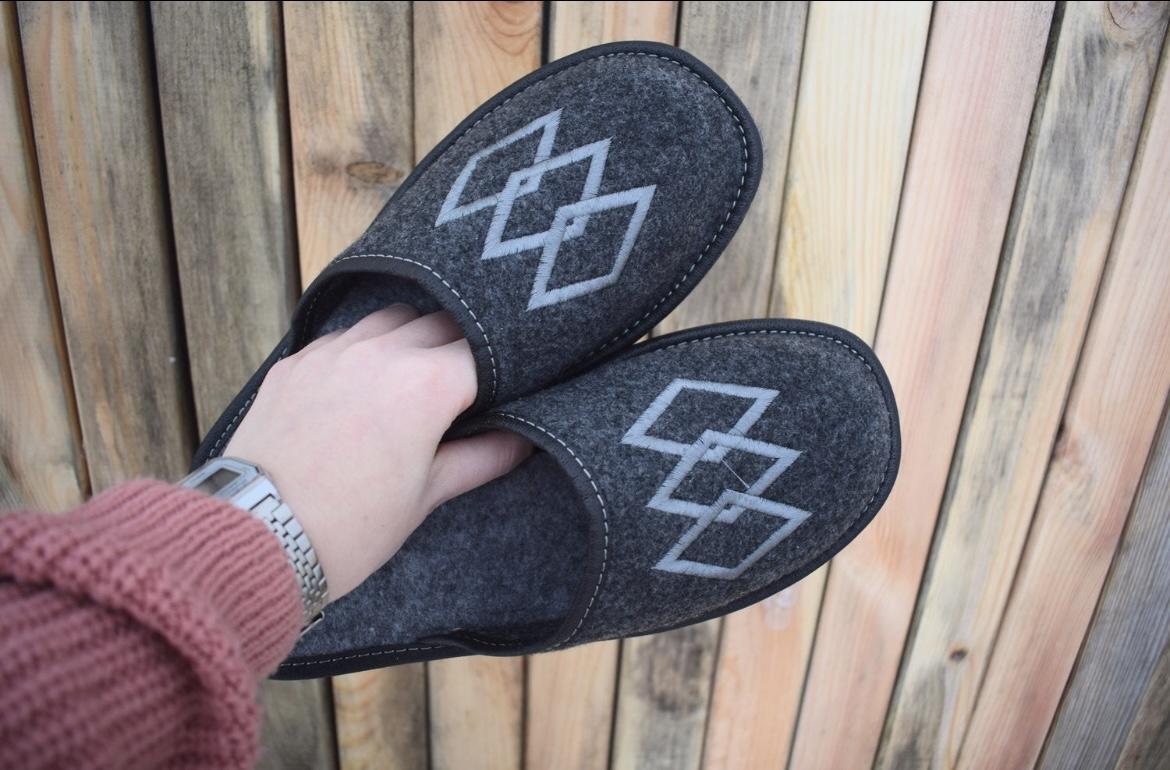 Vyriškų šlepečių dėvėjimo namuose privalumai /