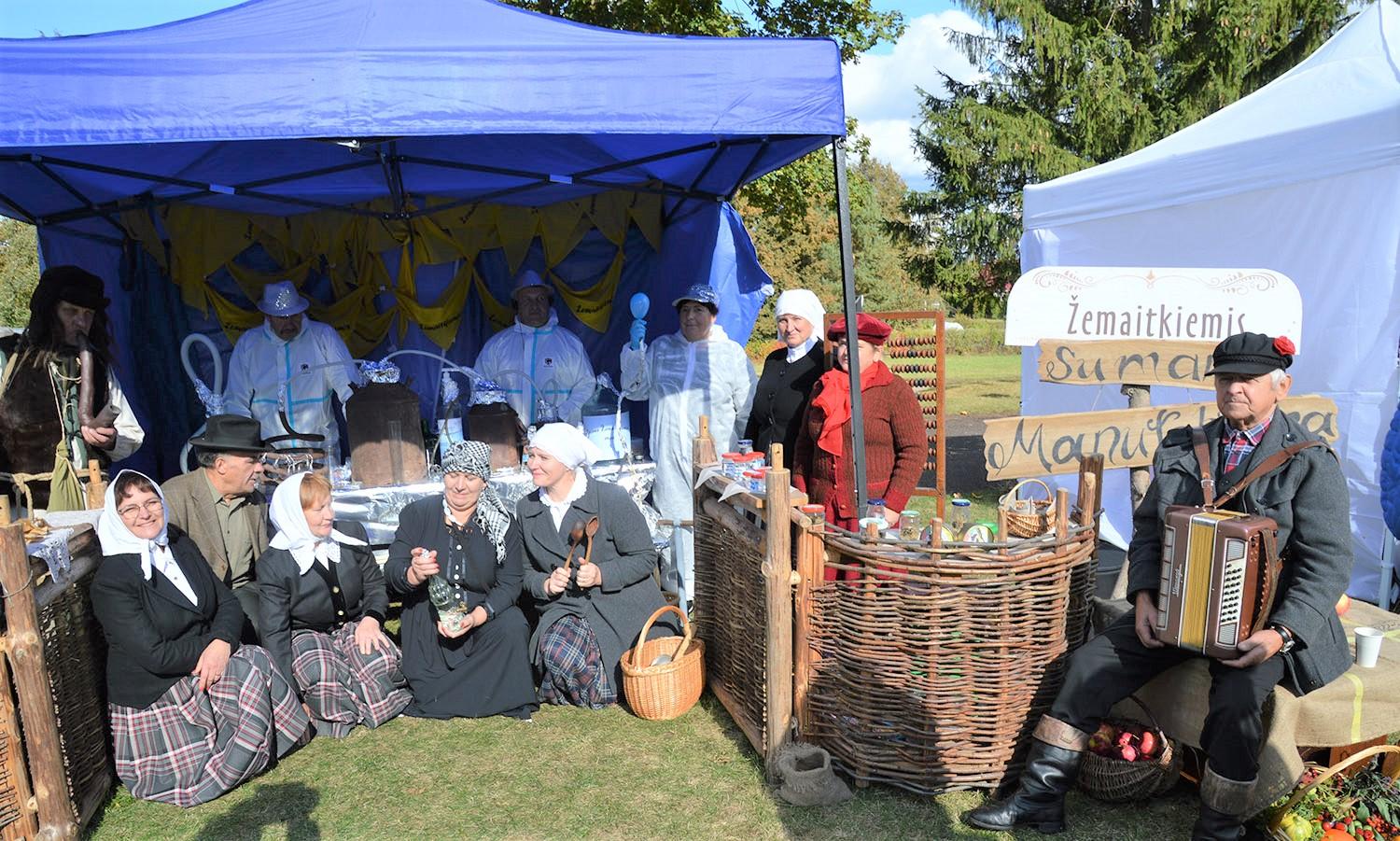 Želva kvietė į rajoninę Derliaus šventę / Autoriaus nuotr. Šventėje savo išmonę rodė seniūnijų kiemeliai.