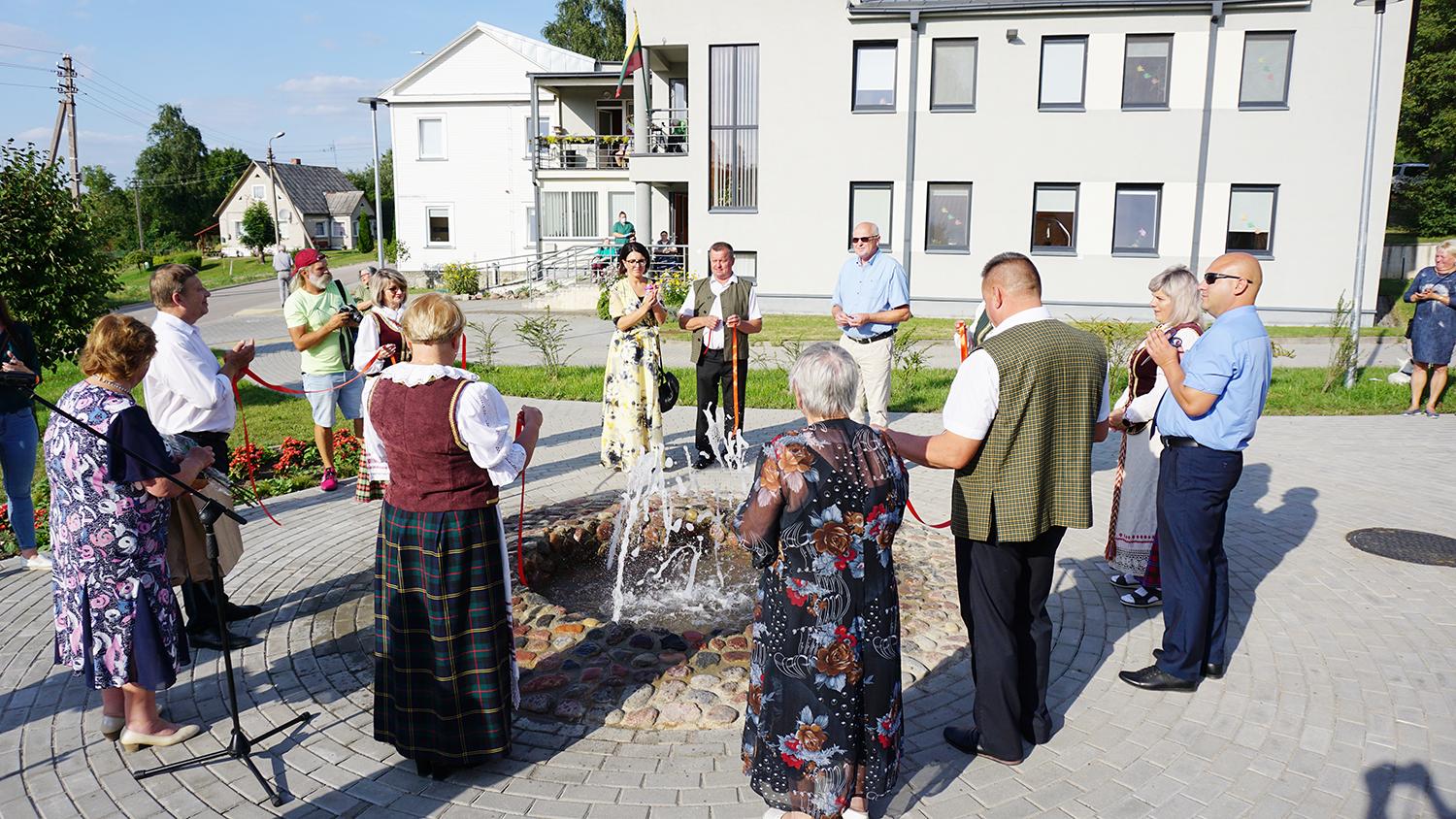 Želvos miestelį papuošė trykštantis fontanas / Želvos miestelio puošmena tapo fontanas.