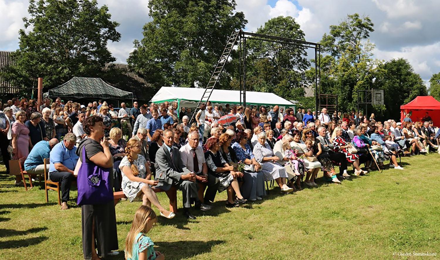 Žemaitkiemio Žolinėje – ir šauliai / Vilkmerge.lt nuotr. Į šventę susirinko gausus būrys.