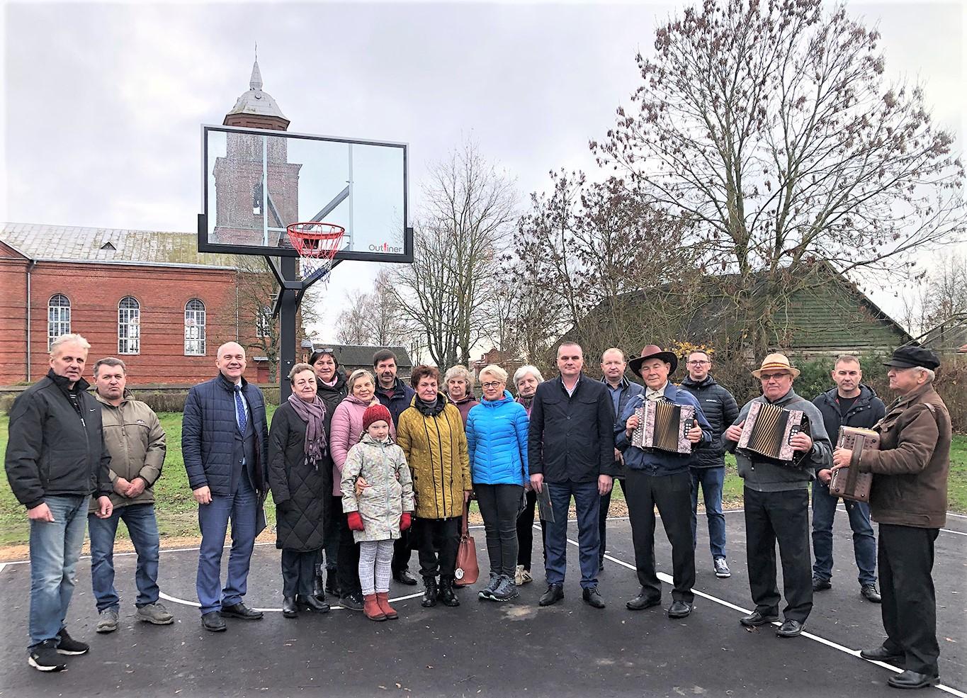Žemaitkiemyje atnaujinta krepšinio aikštelė / Aikštelės atidaryme.