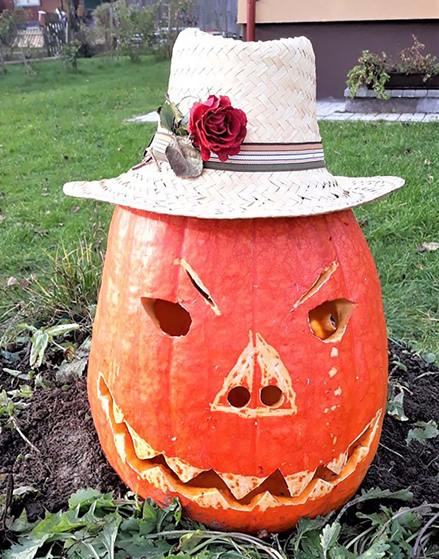 sukurtomis iš įvairių skaptuotų moliūgų.