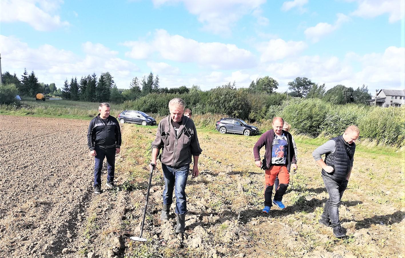 Žemaitkiemyje – pažintis su meteoritais / Projekto dalyviai leidosi į kelionę su detektoriais Žemaitkiemio laukais.