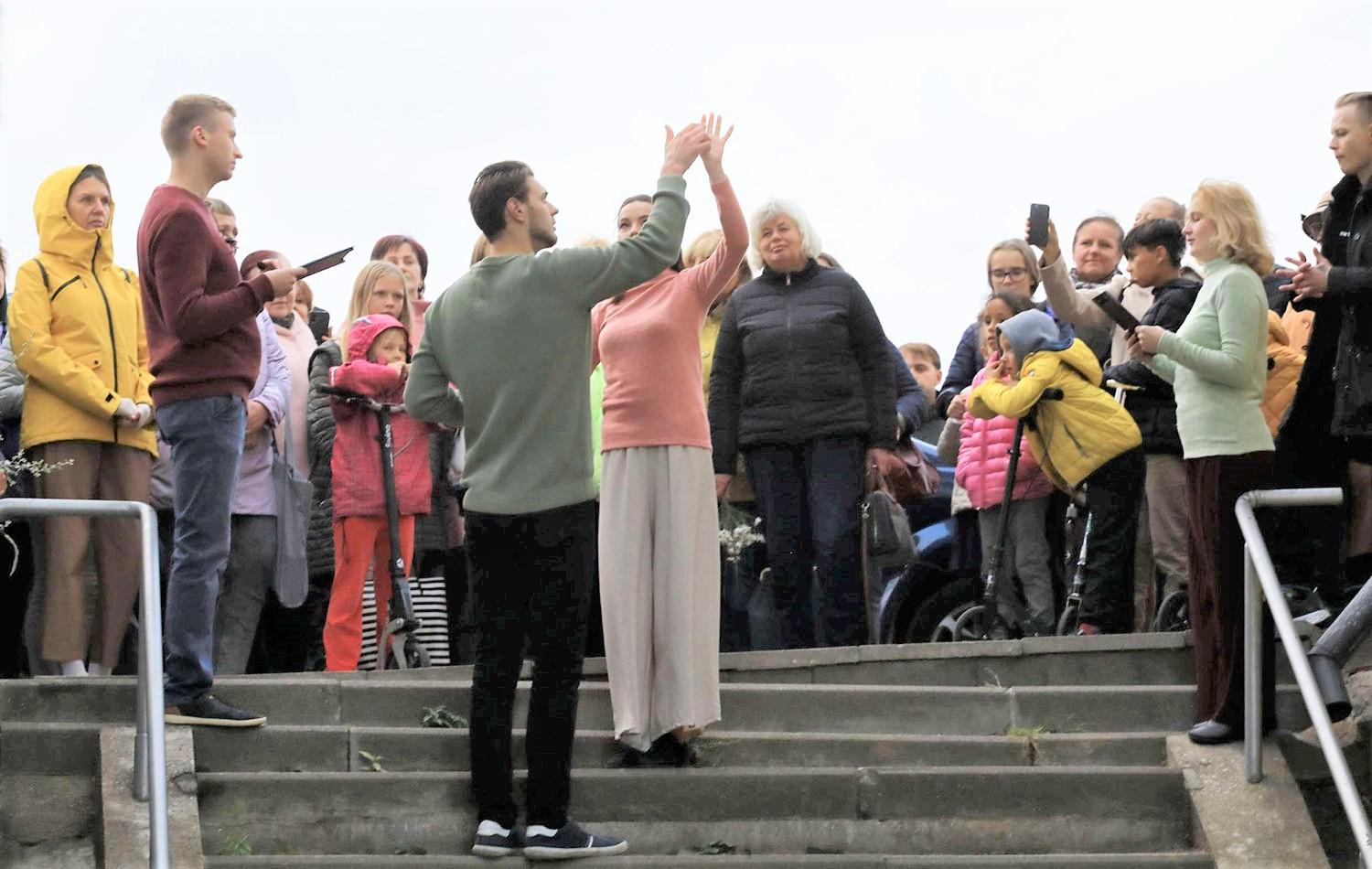 Žiūrovai tapo meilės istorijos senamiestyje dalyviais / Dainiaus Vyto nuotr. Senamiesčio meilės istoriją pasakojo per poeziją ir šokį.