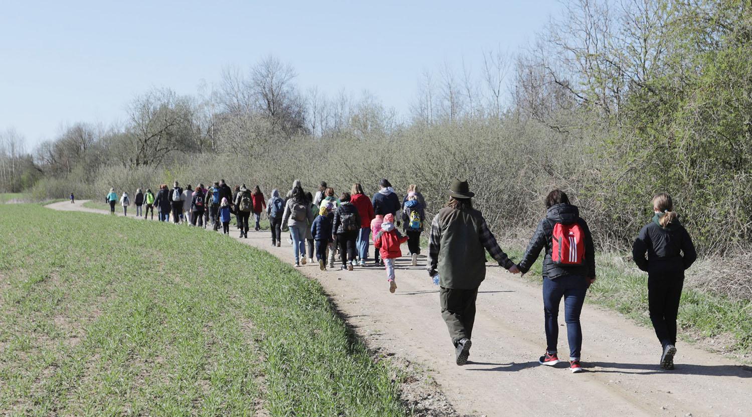Žygiavo už mamas ir su mamomis / Ukmergiškiai žygiuodami paminėjo Mamos dieną.  Dainiaus Vyto nuotr.