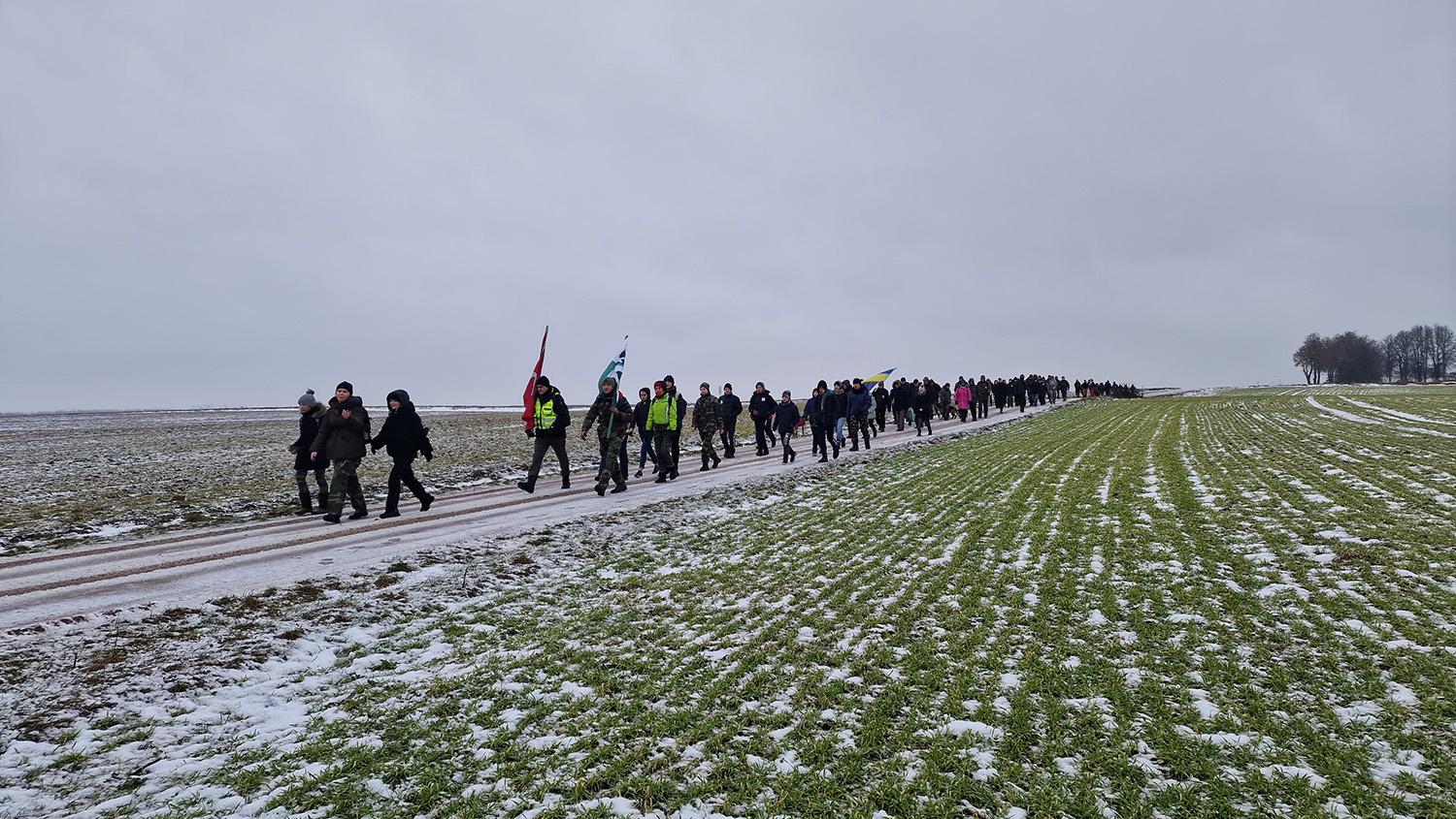 Žygiavome Garbėnų partizanų keleliais / Žygyje nueitas 20 km maršrutas – aplankytos slėptuvės