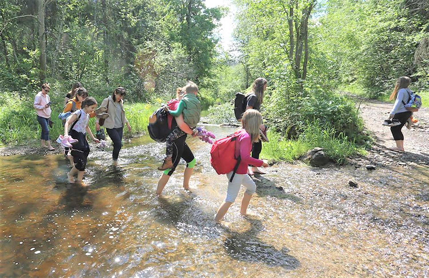 Žygis pakvietė šeimas bendrystei / Žygio dalyviai vieni kitiems padėjo įveikti kliūtis.  Dainiaus Vyto nuotr.
