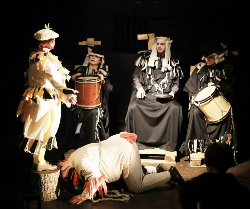 Teatro sezoną tęs ir vasarą