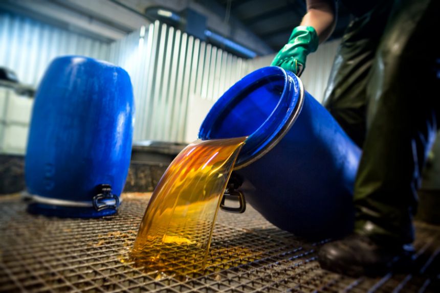 Liko vos keli šimtai neišdalintų talpų aliejaus atliekoms – ar jau turite tokią?