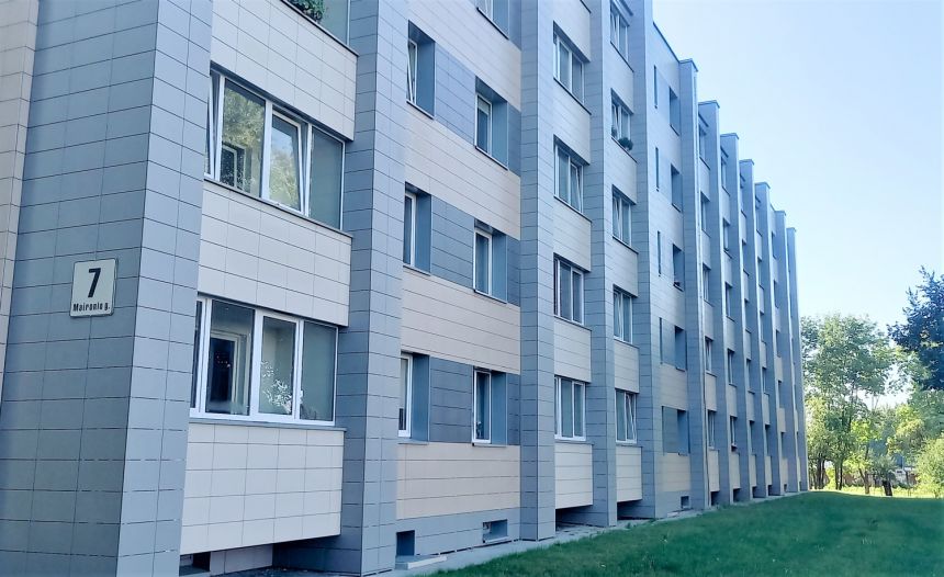 Daugėja draudimų rūkyti daugiabučių balkonuose