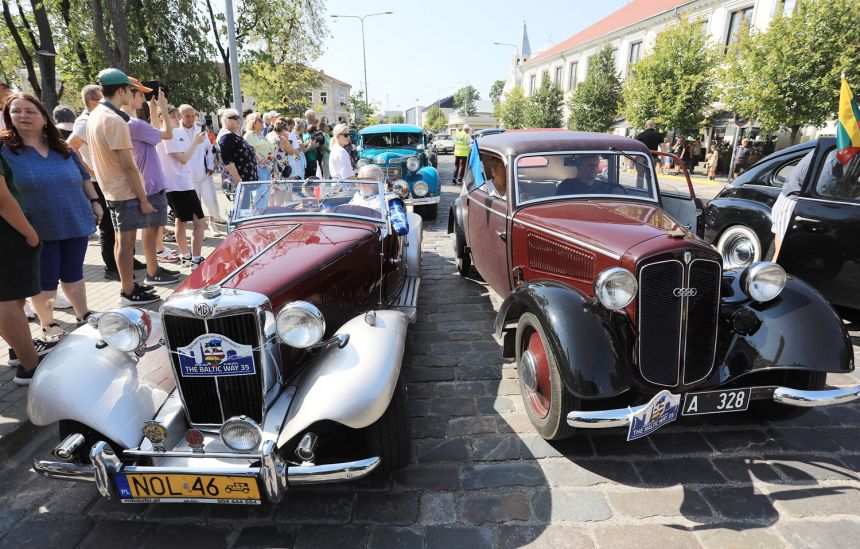 Baltijos kelio 35-mečio minėjime – istoriniai automobiliai