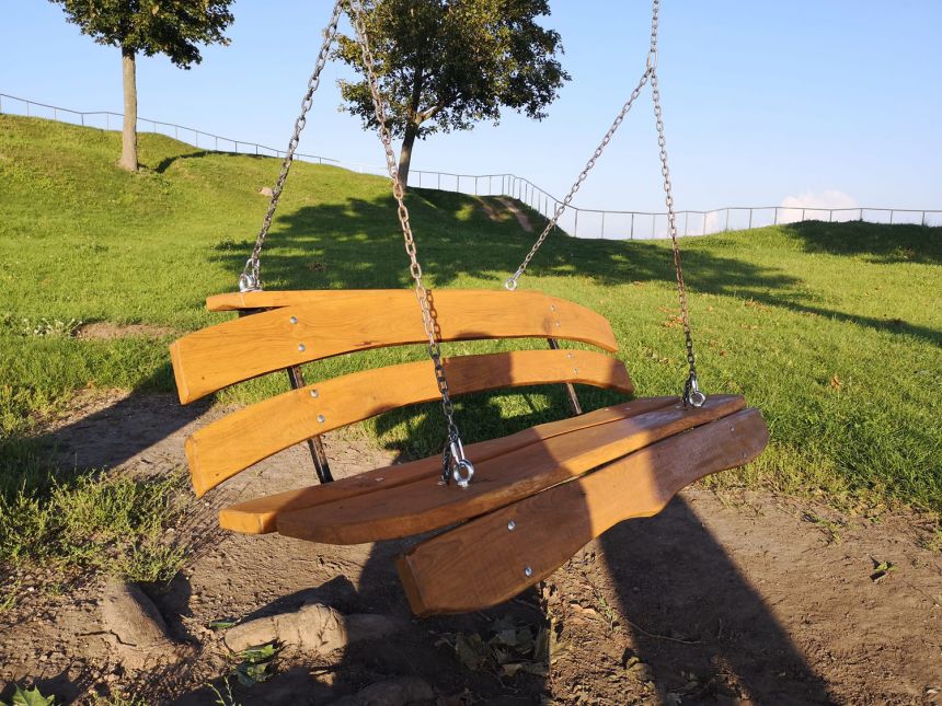 Ukmergės piliakalnį vėl papuošė sūpynės