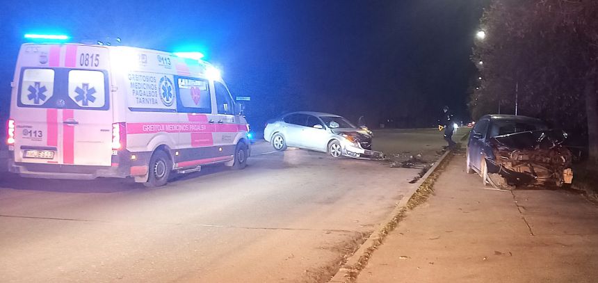Automobiliai susidūrė lygioje gatvėje
