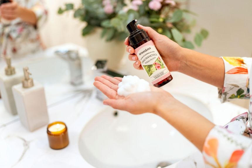 Rytinė ir vakarinė odos priežiūros rutina: kokie skirtumai?