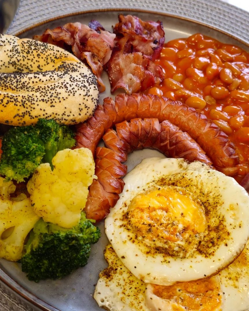 Sotūs angliški pusryčiai su dešrelėmis, kiaušiniais ir pupelėmis