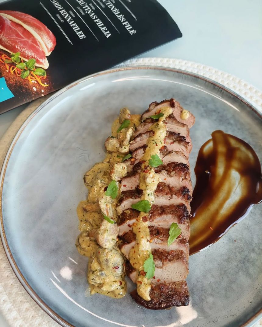 Kepta antienos krūtinėlė orkaitėje, su voveraičių – grybų padažu