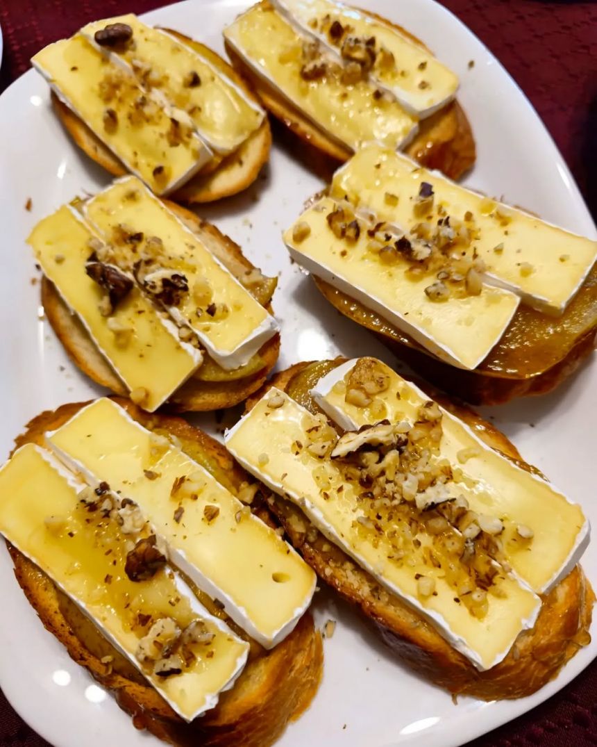 Brusketa su pelėsiniu sūriu, karamelizuotomis kriaušėmis ir rikota