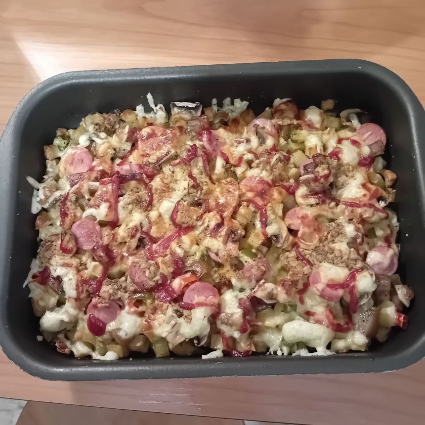 Kaimiškas bulvių apkepas su dešrelėmis ir sūriu