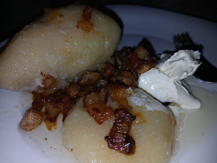 Virtų bulvių cepelinai su mėsa ir spirgučių padažu