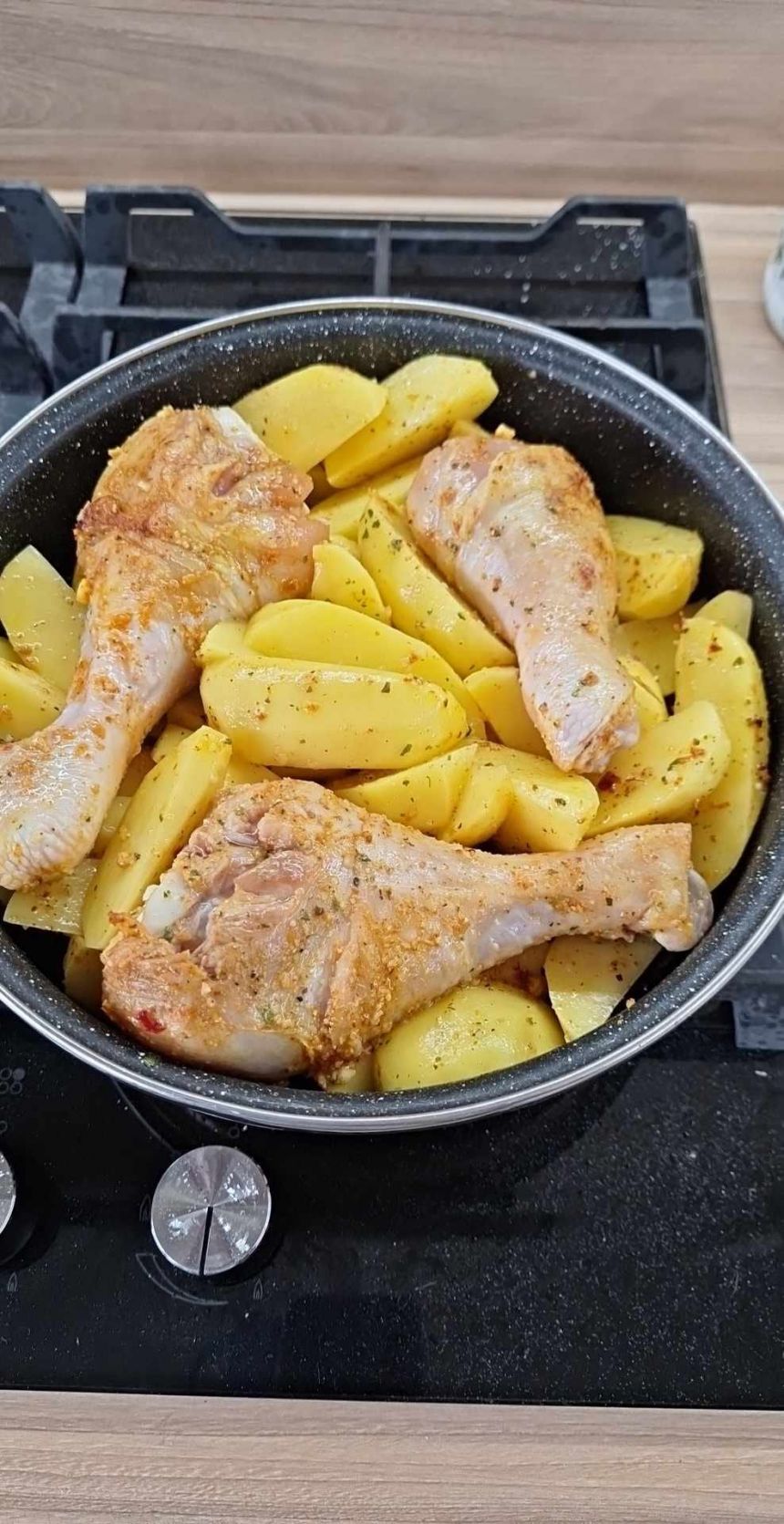 Orkaitėje keptos vištienos blauzdelės su bulvėmis