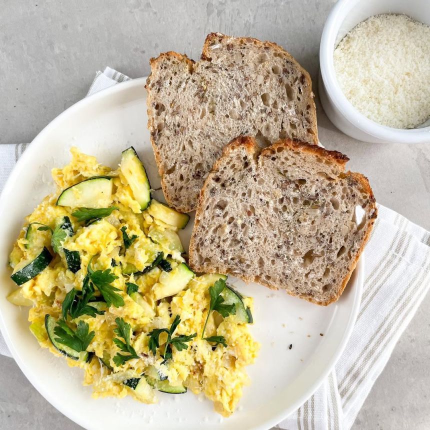 Gardžioji kiaušinienė su cukinija, parmezanu ir petražolėmis