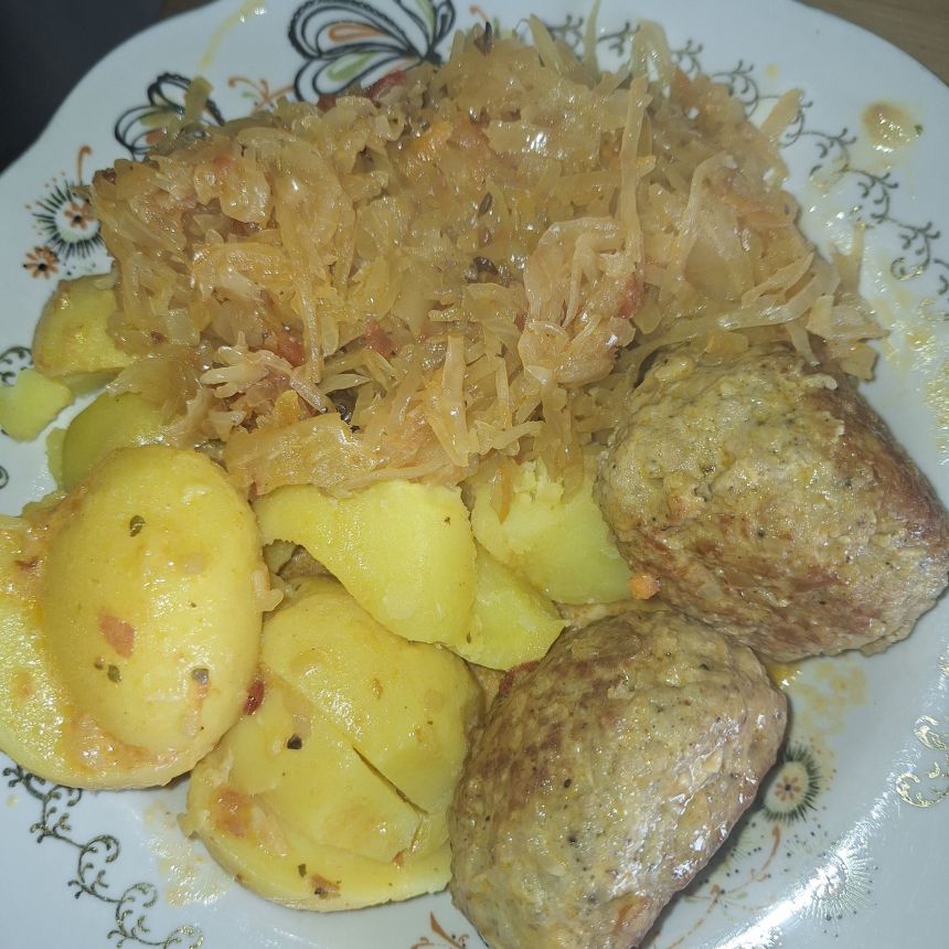 Kaimiški močiutės kiaulienos kotletai su troškintais kopūstais ir virtomis bulvėmis