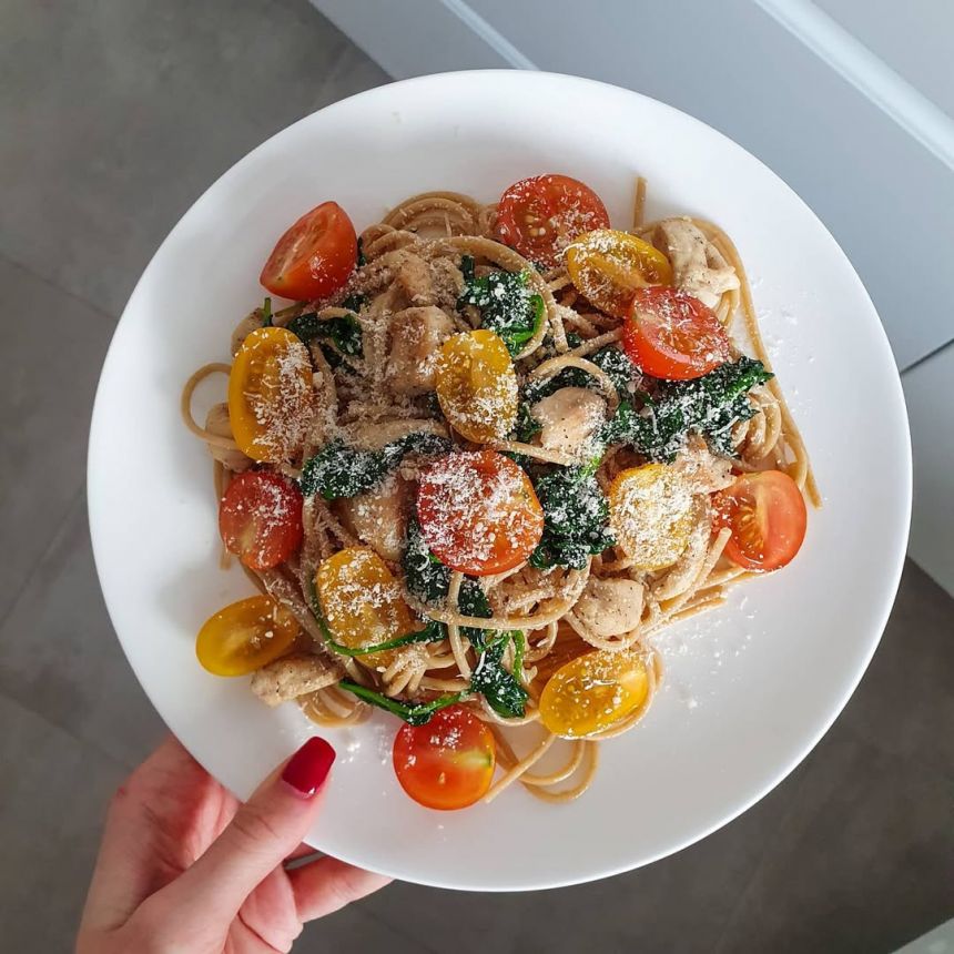 Pilno grūdo makaronai (spagečiai) su vištiena, špinatais ir vyšniniais pomidorais