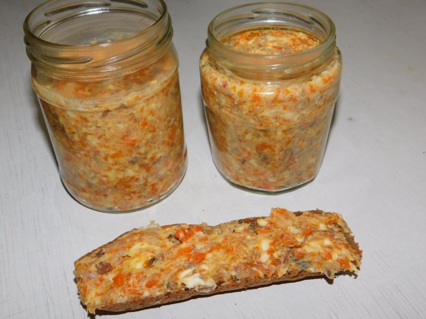 Silkės užtepėlė su lydytu sūreliu ir morkomis