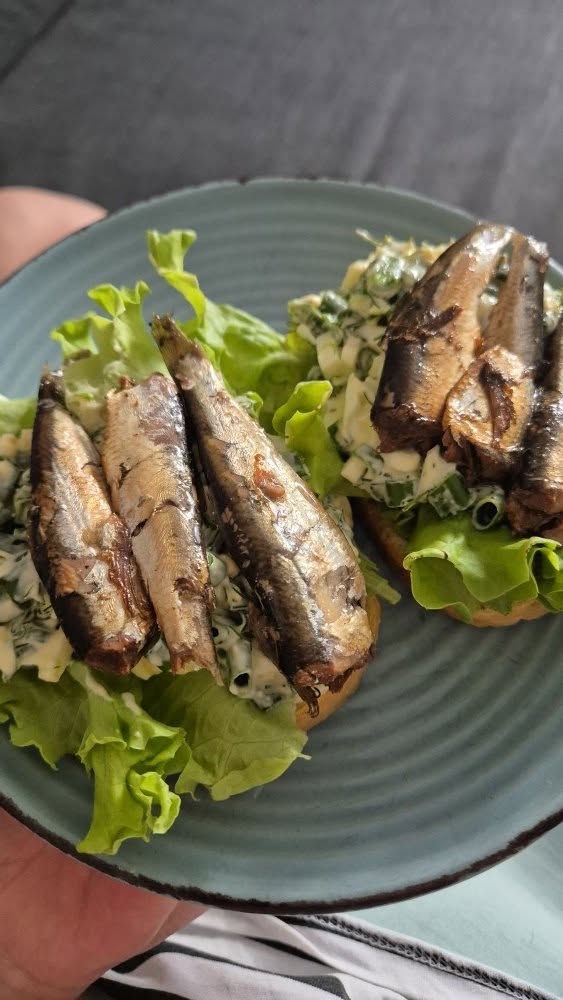 Skrudintos duonos sumuštiniai su šprotais ir kiaušiniais