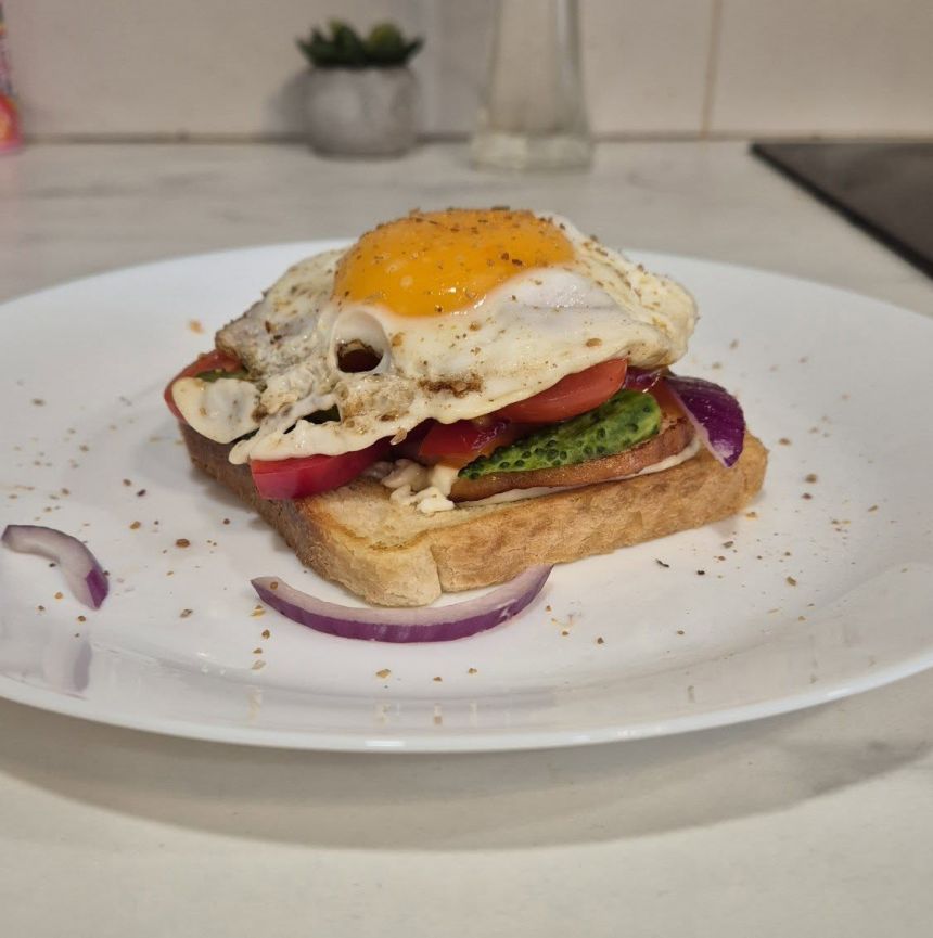 Gardūs ir sotūs pusryčių sumuštiniai su vištiena ir kiaušiniu