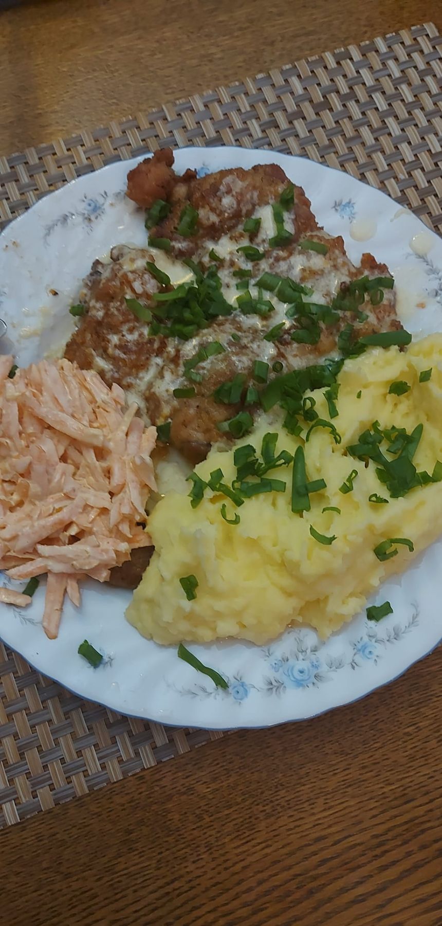 Vištienos šlaunelių kepsnys su bulvių koše ir česnakinėmis morkų salotomis