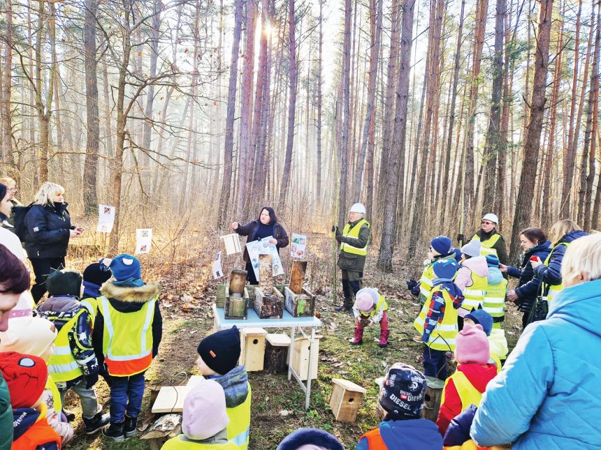 Mokiniai kabino inkilus