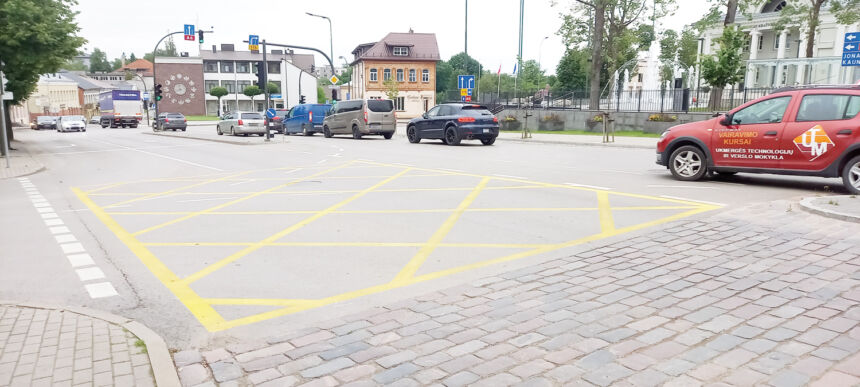 Sankryžose – geltonos linijos