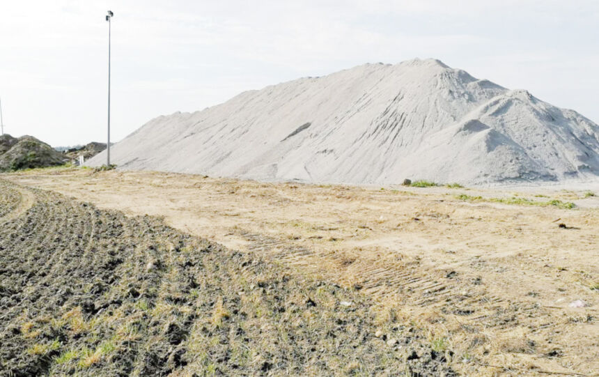 Pelenus ir šlaką siūlo naudoti žemės ūkyje ar statybose