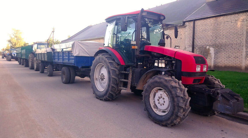 Prie grūdų sandėlio nusidriekė eilės