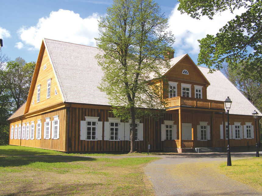 Biržuvėnų dvaras: medinis stebuklas Žemaitijos širdyje