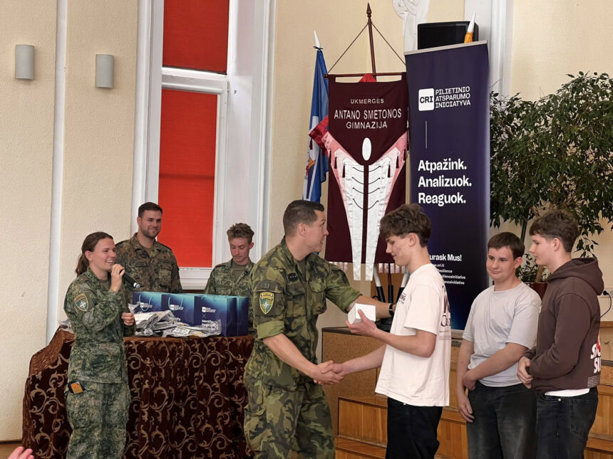 Gimnazistai susitiko su NATO kariais