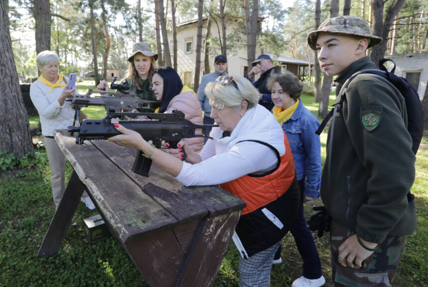 Švietimiečiai susitelkė pas „Miško brolius“
