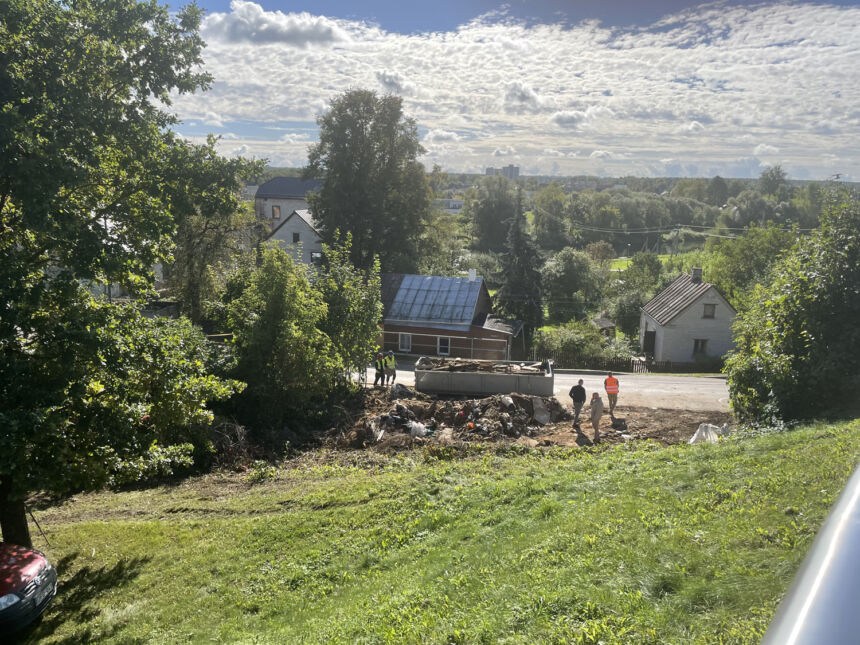 Prie piliakalnio prilipęs namelis jau nugriautas