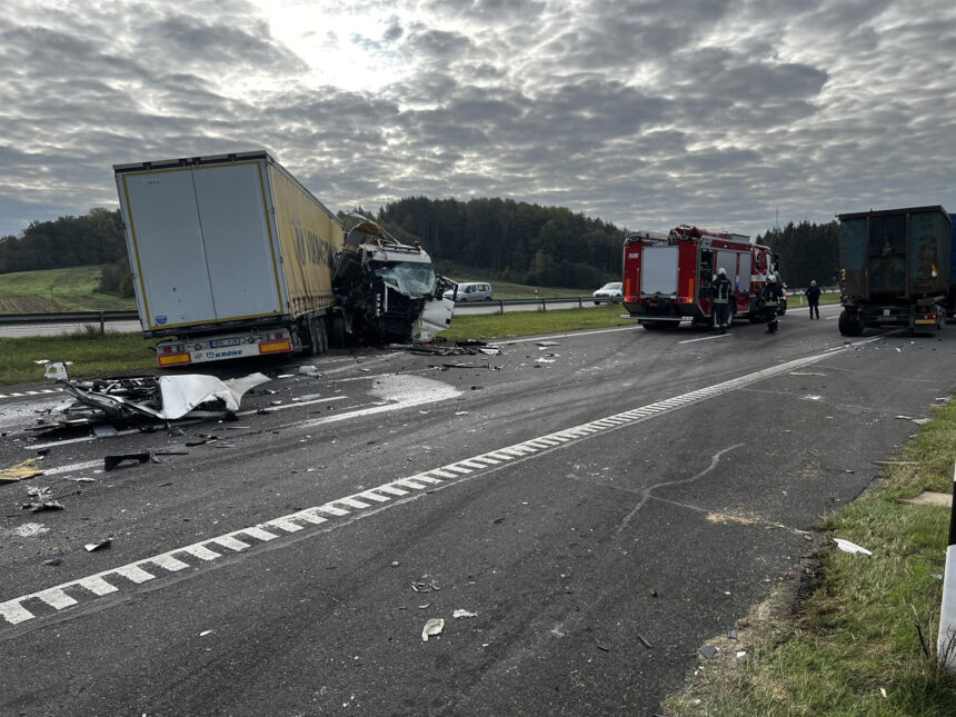 Autostradoje susidūrė vilkikai